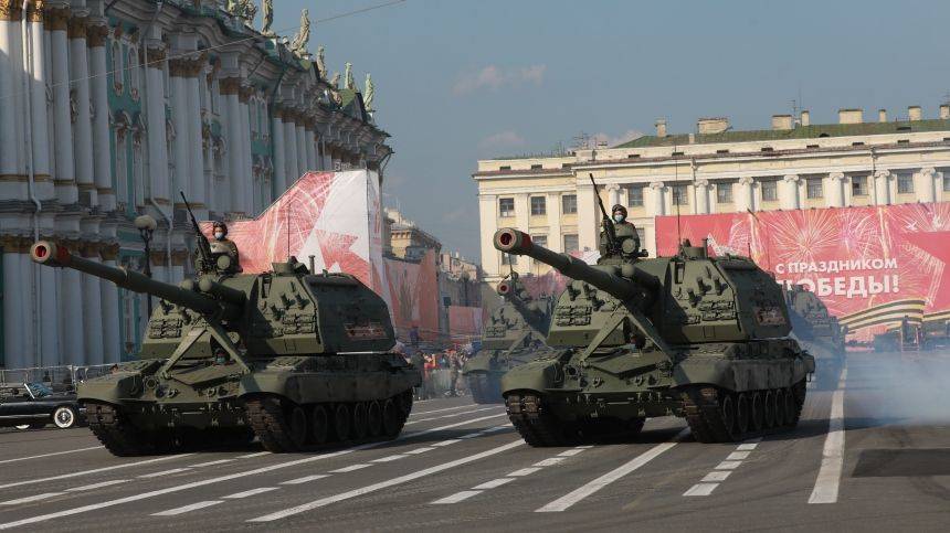 Военная техника прибыла на Дворцовую площадь для участия в Параде Победы