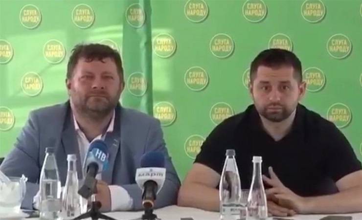 «Баба рабочая вообще». Украинские политики «по-мужски» обсудили коллегу, забыв, что не выключен микрофон