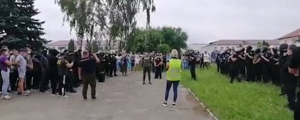 Столкновения в Березном: Нацкорпус жестко встретил нардепа-мажоритарщика от "Слуги народа"
