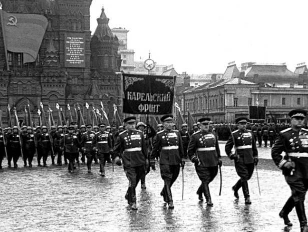 На параде Победы 1945 года гимн Советского Союза исполнили 1400 военных музыкантов