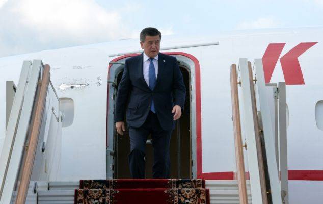 Президент Киргизии прилетел в Москву, но не пошел на парад
