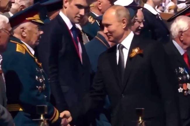 Видеофакт. Путин не подал руку младшему сыну Лукашенко