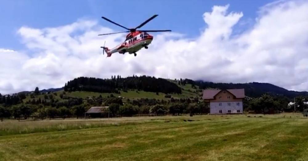 Спасатели вертолетом вывезли роженицу из подтопленного района Прикарпатья
