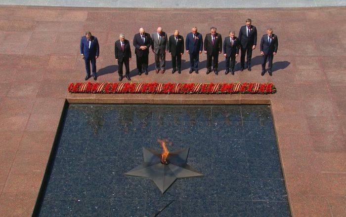 Президент России и главы зарубежных государств пришли к Могиле Неизвестного Солдата