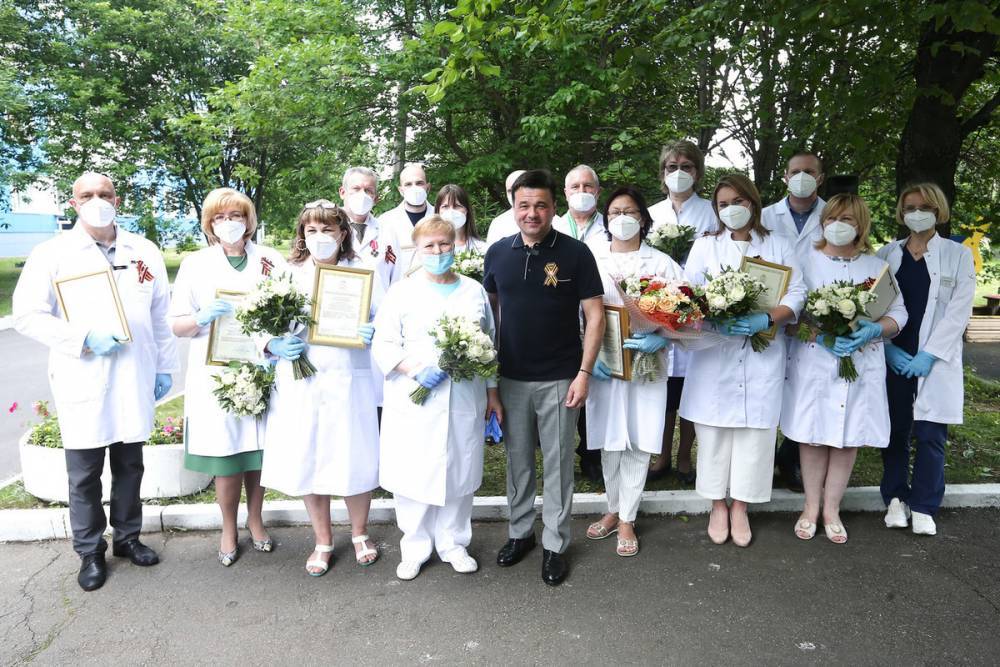 Андрей Воробьев навестил в Химкинской областной больнице ребят, находящихся здесь на лечении