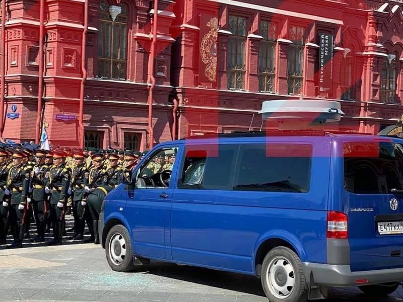 Cолдат разбил стекла машины ФСО перед парадом на Красной площади