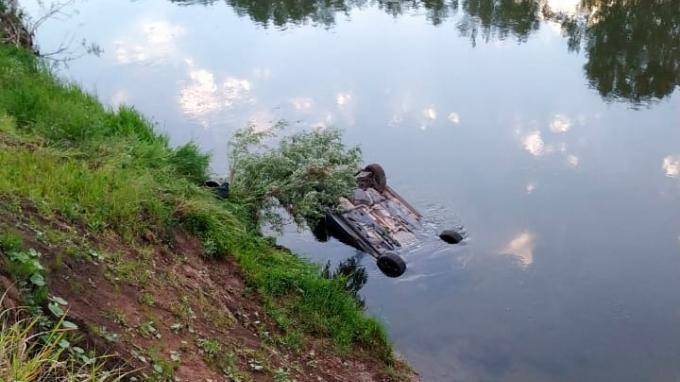 В Уфе машина с людьми упала с обрыва в реку