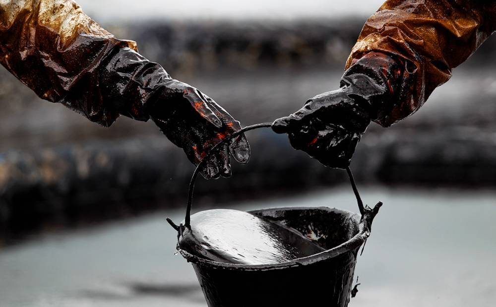 Мировые цены на нефть падают из-за рекордов США по запасам