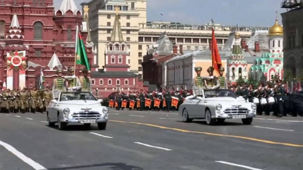 Военные Туркменистана провезли по Красной площади знамя, под которым воевал дед президента (видео)