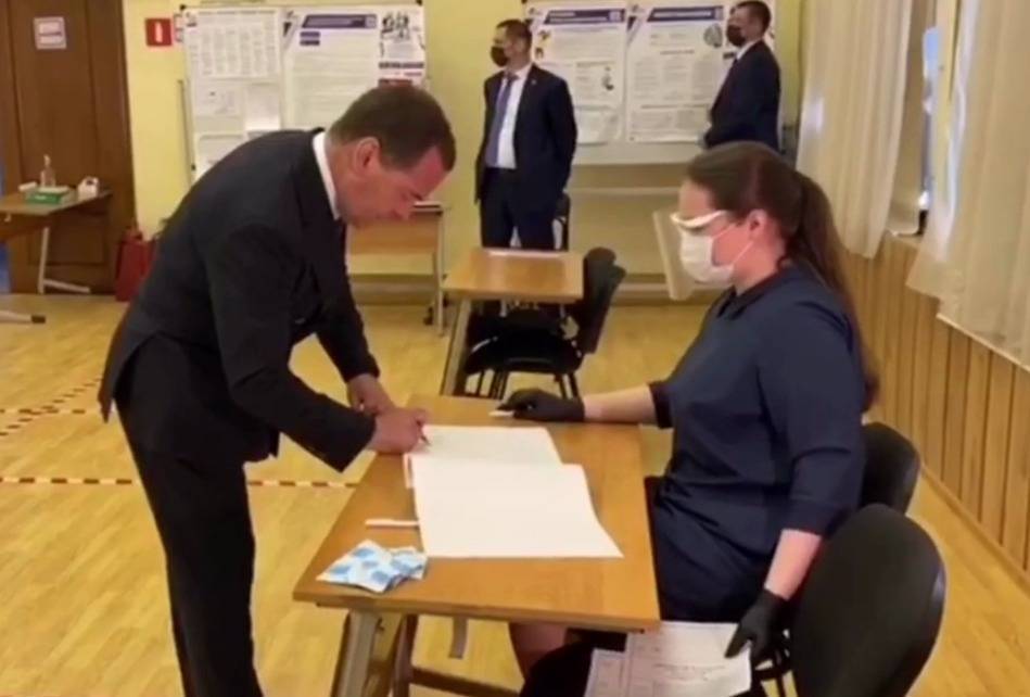 Медведев проголосовал за поправки без маски и перчаток. По закону его должны оштрафовать