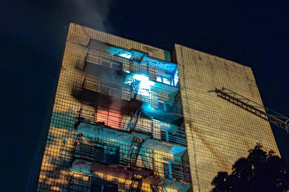 В Киеве на Ломомносова ночью загорелось общежитие: фото