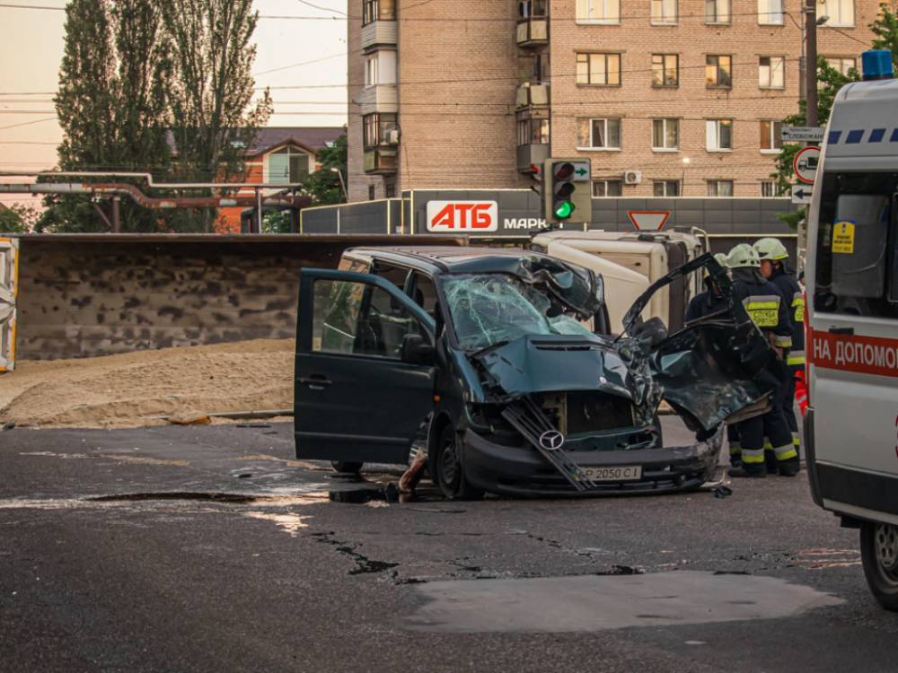Серьезное ДТП в Днепре: появилось видео столкновения грузовика с микроавтобусом Mercedes