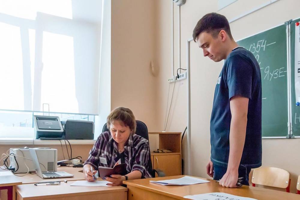 Более 30 тысяч сотрудников пунктов сдачи ЕГЭ в Москве пройдут тест на COVID-19