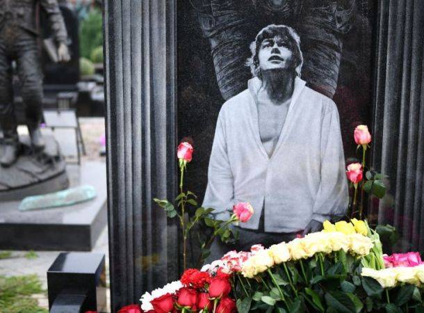 Родные Николая Караченцова обеспечили порядок на его могиле