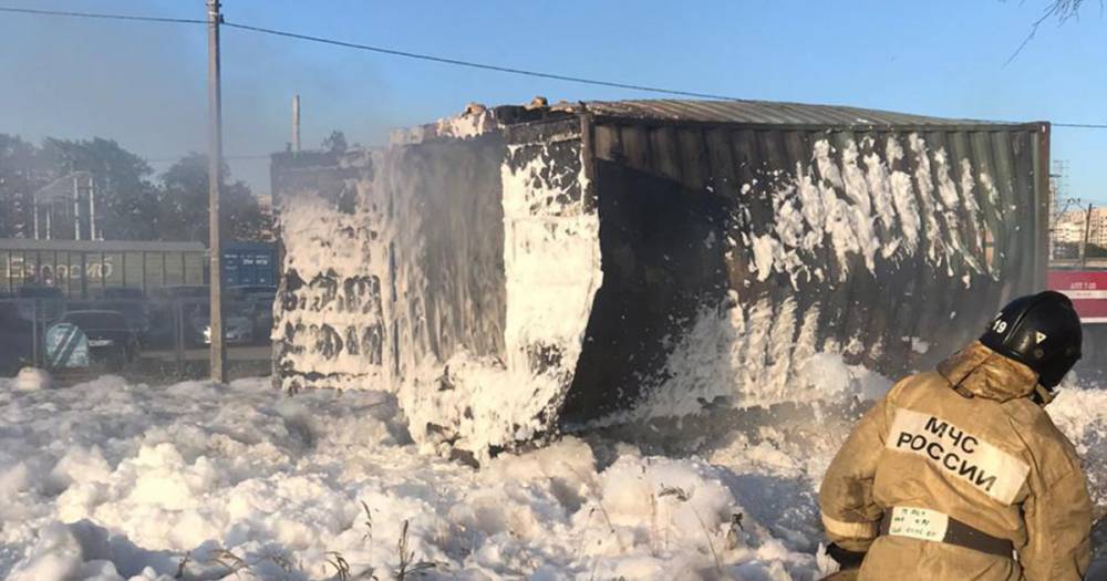 В Петербурге ликвидируют последствия возгорания грузовика с кислотой