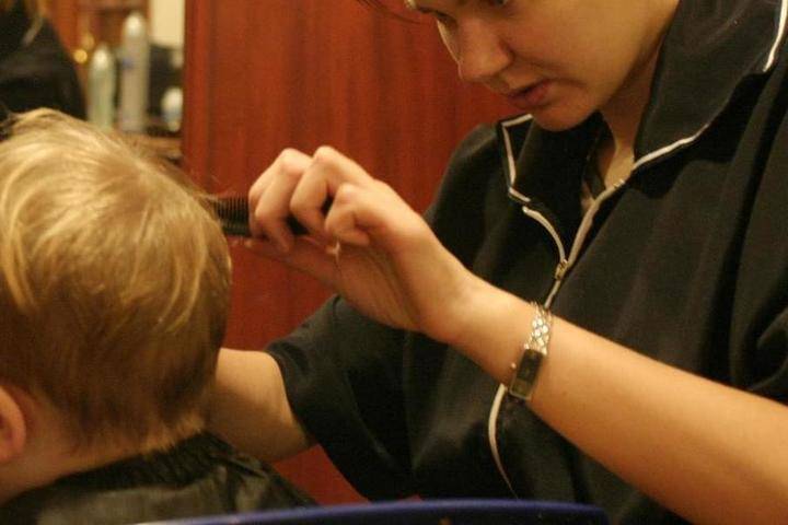 Недовольный клиент избил парикмахершу в московском салоне