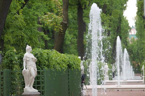 В Петербурге с 28 июня открываются парки и скверы