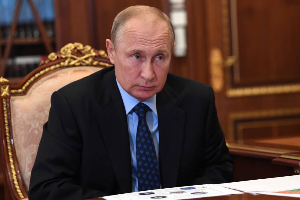 Путин сообщил, что регулярно делает тесты на коронавирус