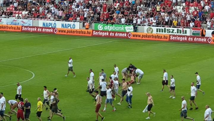 Фанаты атаковали футболистов "Дебрецена" после вылета команды из высшей лиги