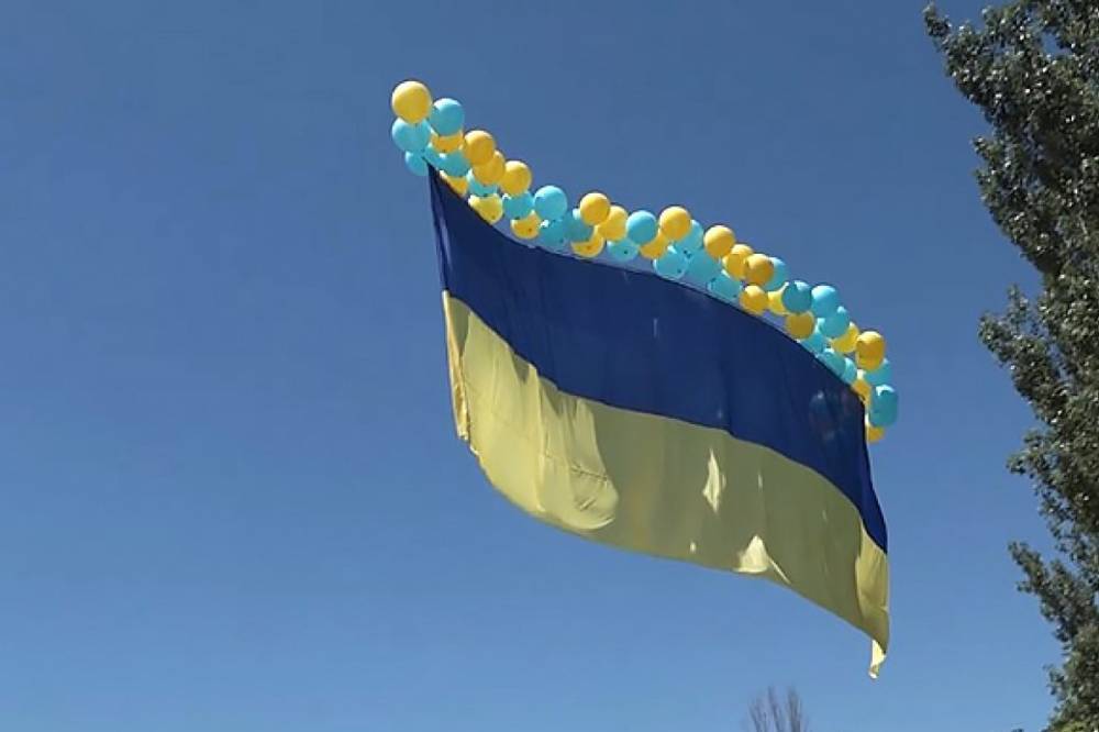 По случаю Дня Конституции в сторону неподконтрольного Донецка запустили 15-метровый флаг Украины