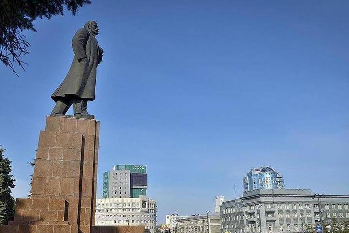 Чиновница попала под суд из-за плохого ремонта памятника Ленину