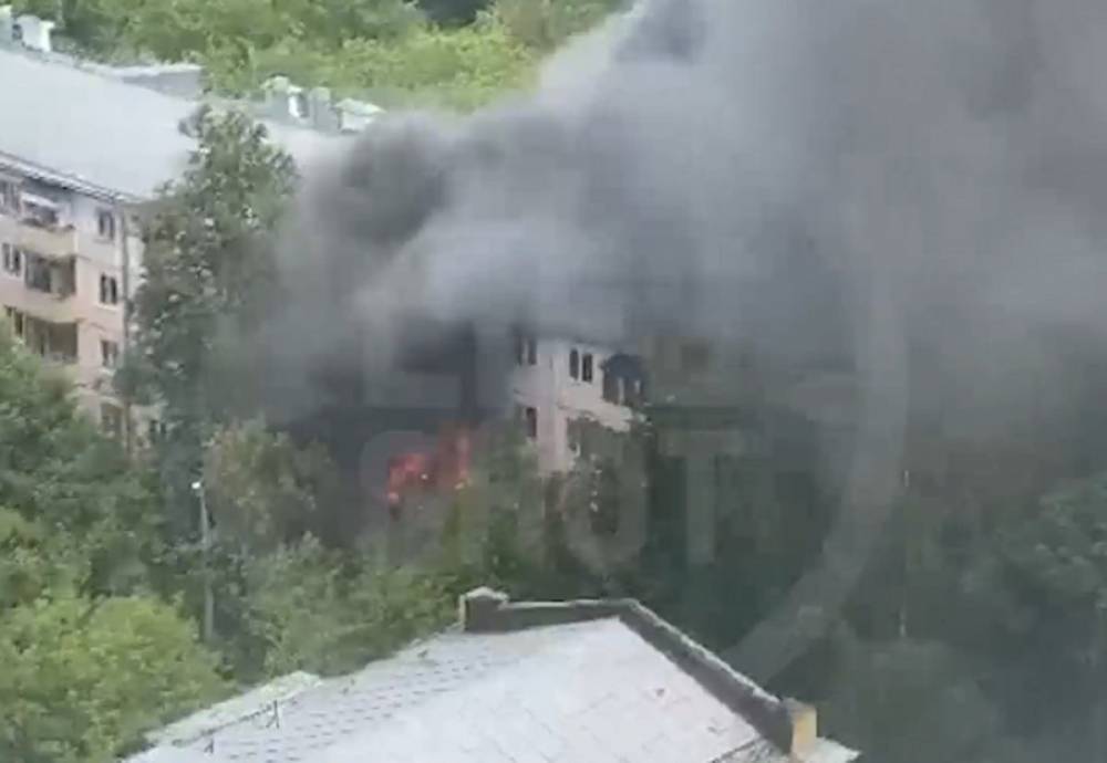 В Москве масштабный пожар: огонь охватил четыре квартиры – видео