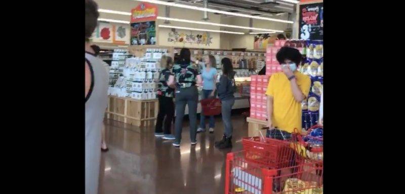 «Вы нарушаете закон»: На вирусном видео клиентка магазина вышла из себя после просьбы надеть маску
