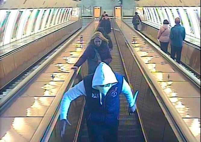 В Праге иностранец угрожал ножом пассажирам метро: видео