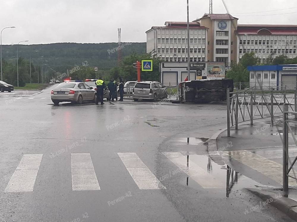 На перекрёстке в Кемерове после ДТП перевернулась машина