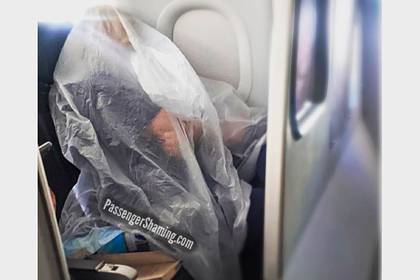 Завернувшаяся в полиэтилен авиапассажирка возмутила попутчиков и была высмеяна