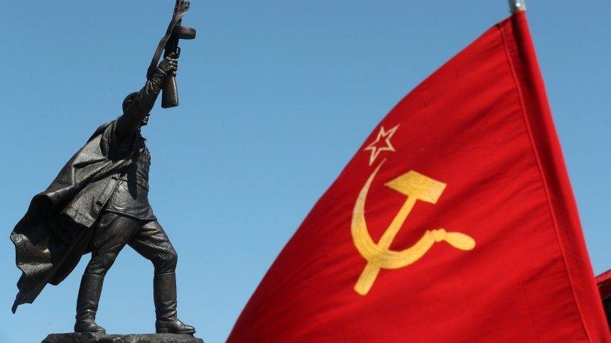 Видео: Неизвестные сорвали копию Знамени Победы со здания управления соцзащиты под Красноярском
