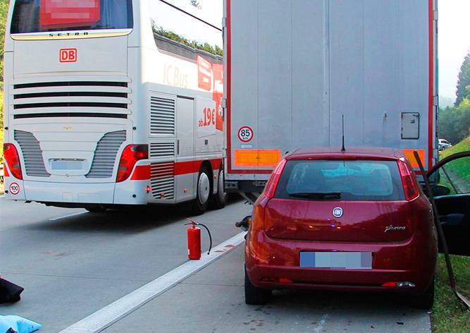 Иностранец вышел из машины и бросился под автобус на автомагистрали в Чехии