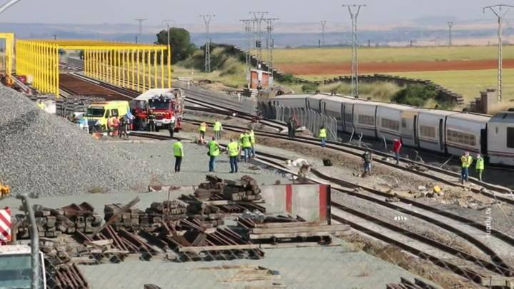 В Испании автомобиль упал с моста на локомотив