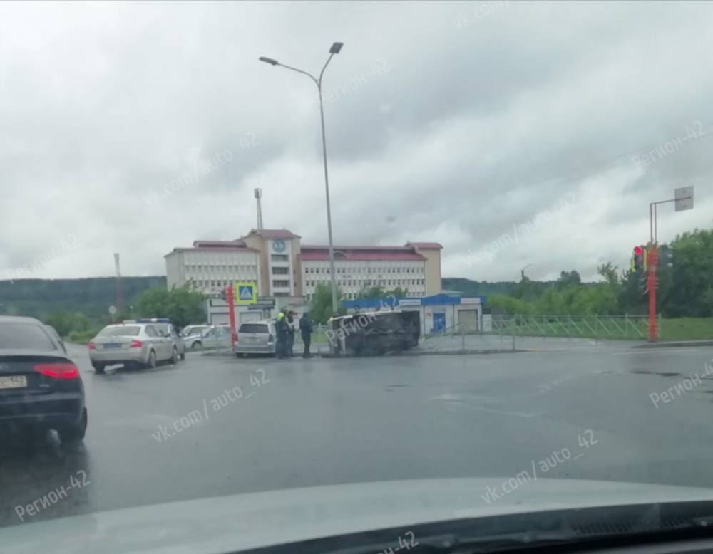 Появились подробности ДТП, после которого в Кемерове перевернулась машина
