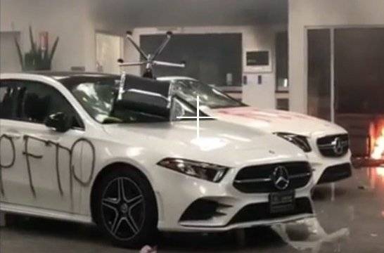 Беспорядки в США: под раздачу попал салон Mercedes-Benz (видео)