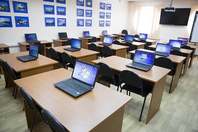 Для сахалинских школ закупают компьютерную технику