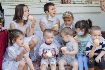 Представители волонтерского движения "Помощь детям и семьям города Чирчик" поздравили около 150 детей. Фото