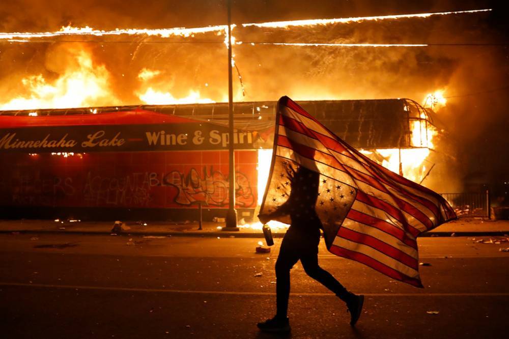 В США больше десятка человек погибли во время массовых протестов: подробности