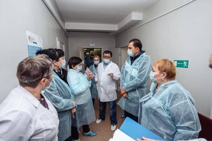 Депутаты облдумы побывали в макаровской больнице и провели субботник