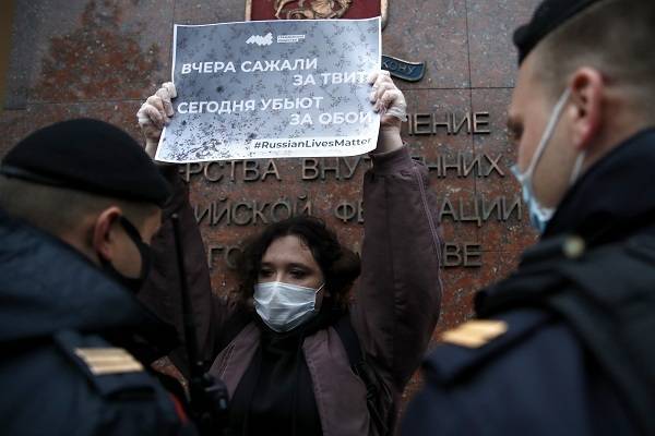 «ОВД-Инфо» сообщает о задержании 23 активистов у столичного главка МВД