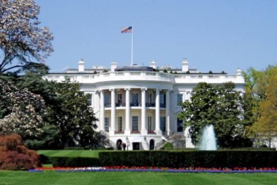 В Вашингтоне протестующие окружили Белый дом
