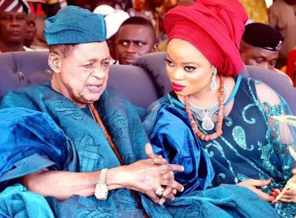81-летний нигерийский король отметил день рождения... 22-летней супруги