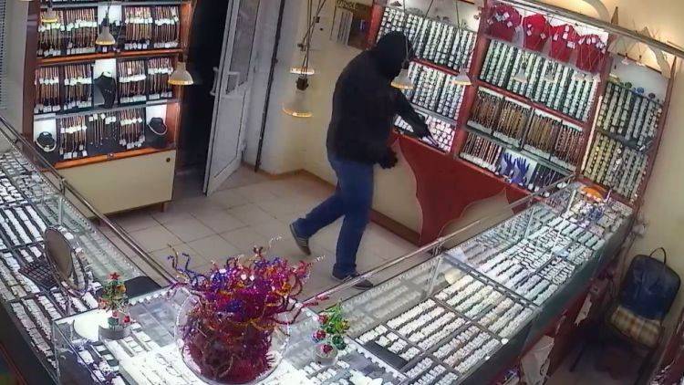 В Крыму мужчина в маске грабил ювелирные магазины