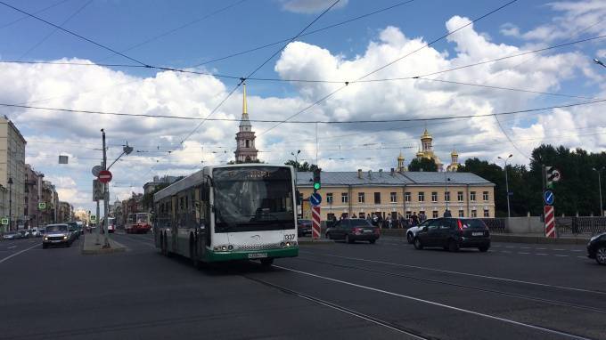 В Петербурге пустили дополнительные автобусы на трех маршрутах