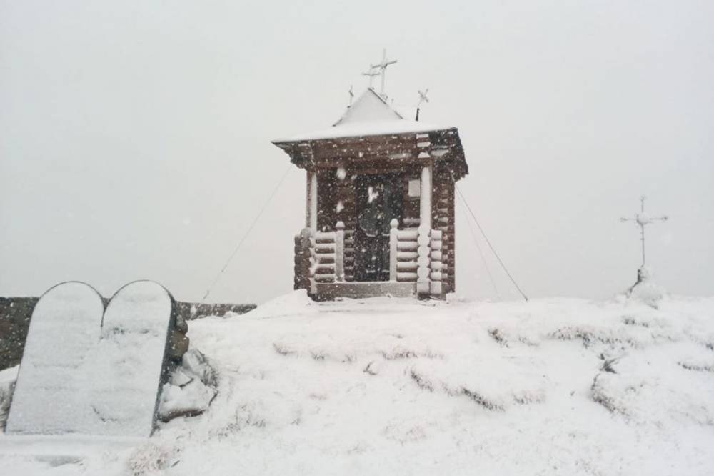 В третий день лета Карпаты продолжает засыпать снегом. Фото