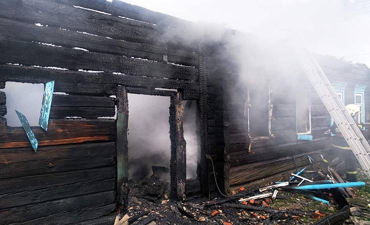 В Лельчицком районе мужчина вынес из горящего дома двоих детей
