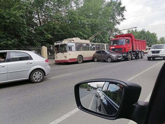В Челябинске из-за ДТП с грузовиком парализовано движение троллейбусов
