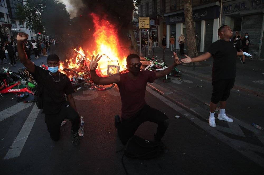 В Париже 20 тысяч человек устроили погромы, прикрываясь протестами против произвола полиции