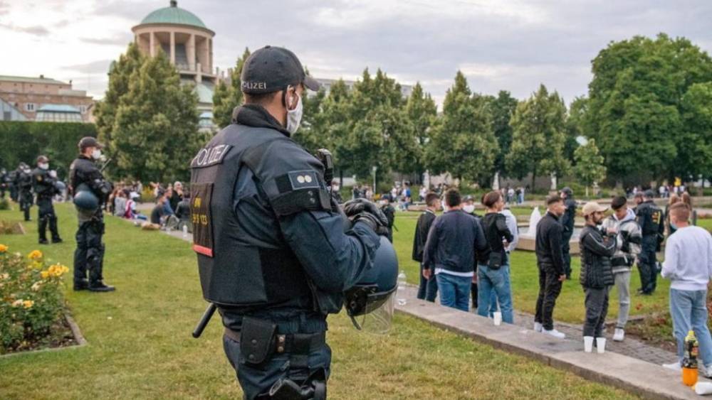 После массовых беспорядков в Штутгарте сотни полицейских дежурят в центре города, проверяя личные вещи и документы отдыхающих