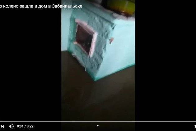 Житель Забайкальска показал воду по щиколотку в доме после ливня